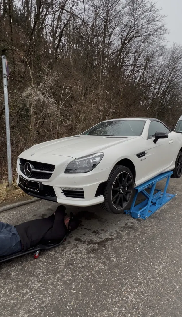 Unterbodenpr&uuml;fung auf mobiler Hebeb&uuml;hne